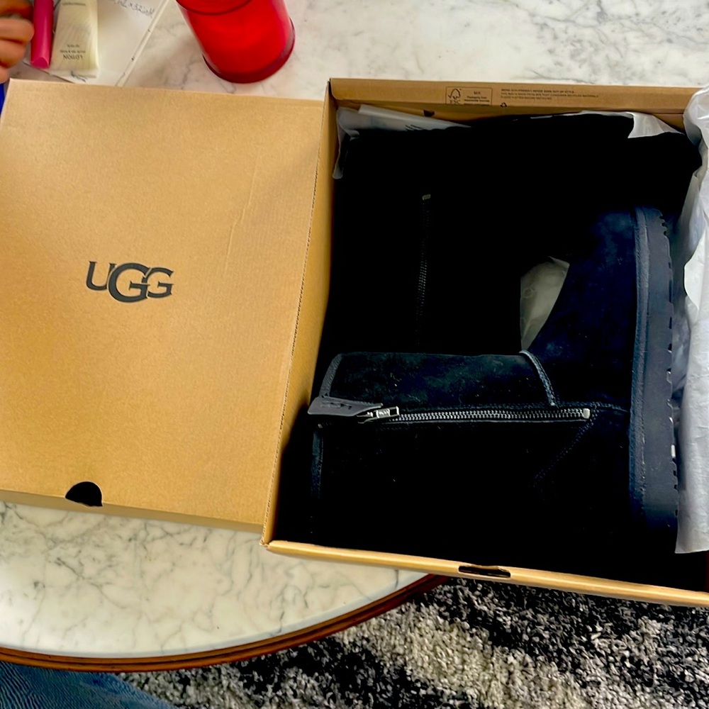 🎁 NEW! UGG Classic Black Suede Zip Short Boot